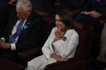 La l&iacute;der dem&oacute;crata en la C&aacute;mara de Representantes, de blanco, durante el primer discurso de Trump al Congreso.