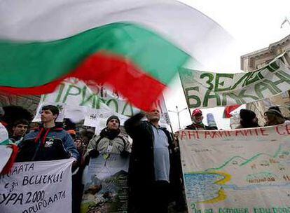 Un grupo de búlgaros se manifiesta ayer a favor de la UE en Sofía.