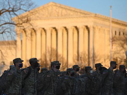 Miembros de la Guardia Nacional, junto al Capitolio.