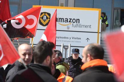 Trabajadores de Amazon de San Fernando de Henares, en Madrid, durante la huelga del pasado marzo.
