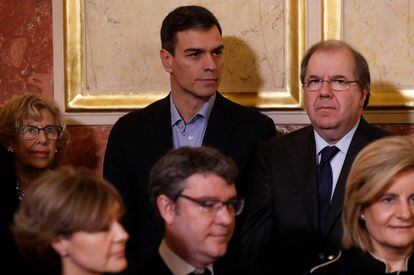 El secretario general del PSOE, Pedro Sánchez, y el presidente de la Junta de Castilla y León, Juan Vicente Herrera, asisten a la recepción que se celebra en el Congreso de los Diputados.