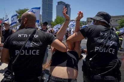 Arresto de un manifestante, este martes en Tel Aviv.