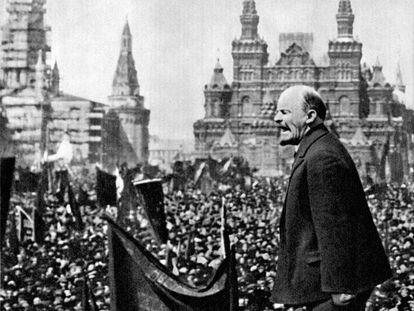 Lenin pronuncia un discurso en la plaza Roja de Moscú en la fiesta del 1 de mayo de 1919.