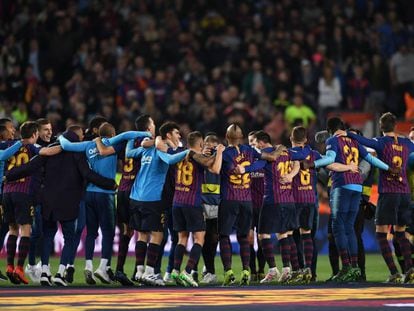 Los jugadores del Barça celebran el título.