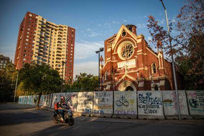 La iglesia San Francisco de Borja, perteneciente a los carabineros, permanece cerrada desde el incendio durante las protestas en Octubre del año pasado.