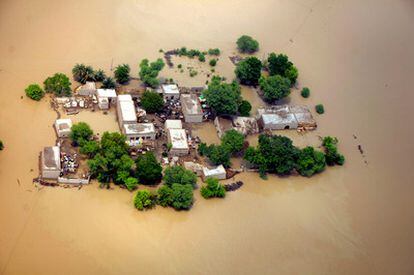 Vista aérea de unas casas anegadas por el agua en Kok Addu, en la provincia de Punjab, Pakistán.