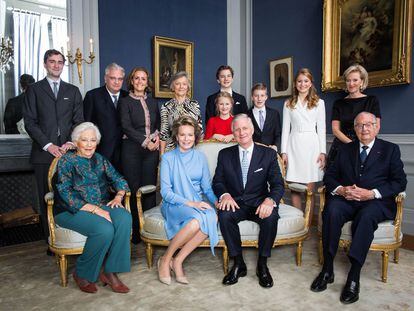 La familia real belga al completo, con los reyes Felipe y Matilde en el centro, en una imagen oficial distribuida el pasado 26 de octubre con motivo del 18º cumpleaños de la princesa Isabel.