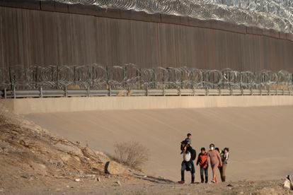 Una grupo de migrantes cruza el Río Bravo para entregarse a la patrulla fronteriza en Ciudad Juárez, Chihuahua, México. 









