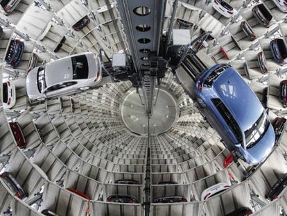 Almac&eacute;n de coches de Volkswagen en la sede de la compa&ntilde;&iacute;a en Wolfsburgo
 