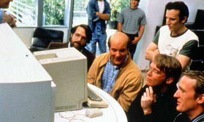 Los personajes de Gates, Ballmer y Steve Jobs, al fondo, en un fotograma de 'Piratas de Silicon Valley'.