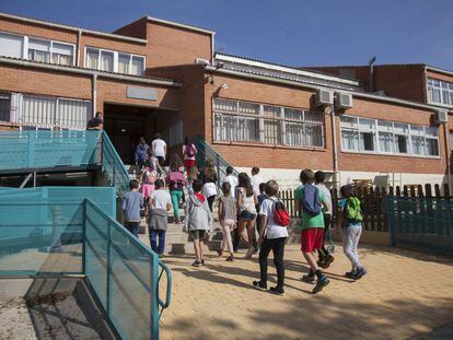 Varios niños entran en el colegio Mondalindo, en Bustarviejo.