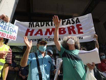 Protesta de las denominadas colas del hambre ante el Palacio de Cibeles.