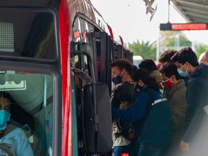 Un grupo de personas aborda un autobús del sistema Transmilenio, en la estación Portal el Dorado, en Bogotá.