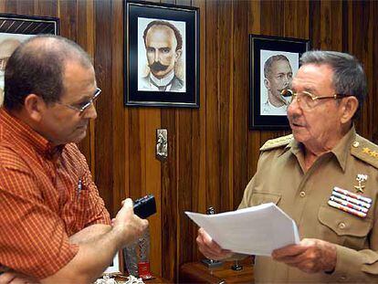 Raúl Castro habla con un periodista del diario <i>Granma</i>, en La Habana.