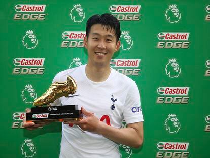 Son, con el trofeo de máximo goleador de la Premier.