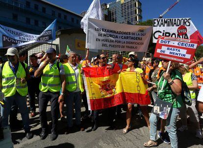 Protesta de los examinadores de tr&aacute;fico ante la sede de la Direcci&oacute;n General de Tr&aacute;fico en Madrid.
