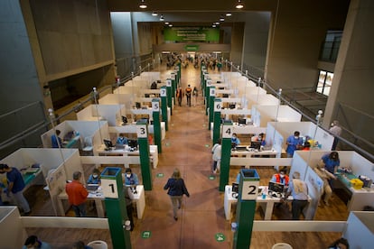 Centro de vacunación en el Estadio Olímpico de Sevilla.