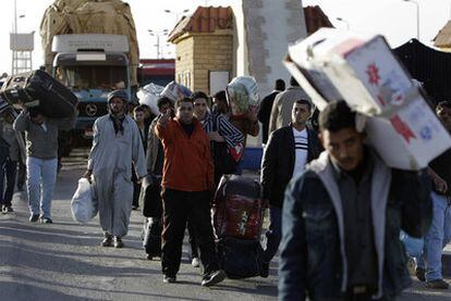 Decenas de egipcios abandonan ayer Libia por el paso de Salum.