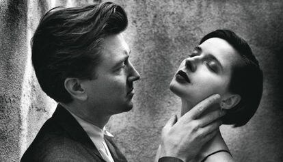 El productor de cine David Lynch junto a la actriz Isabella Rossellini.