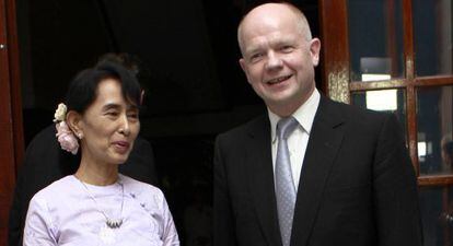 Suu Kyi, junto al ministro brit&aacute;nico de Exteriores, William Hague.