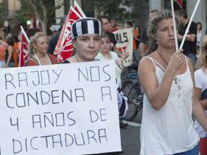 Miles de personas se han manifestado esta tarde en Palma de Mallorca contra los recortes de prestaciones sociales y derechos laborales y para exigir al Gobierno que consulte a la ciudadanía sobre su política de reducción del déficit.