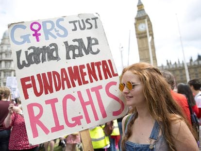 Una manifestante londinense sostiene una pancarta en una marcha feminista en octubre de 2023.