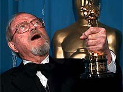 Chuck Jones posa con su Oscar honorífico en una foto de 1996.