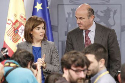 Soraya S&aacute;enz de Santamar&iacute;a y Luis de Guindos, tras el Consejo de Ministros.