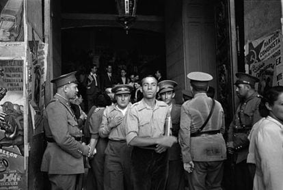 Miguel Hernández, en las puertas del Ayuntamiento de Valencia, donde se celebró la apertura del Congreso antifascista de 1937.