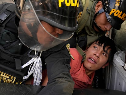 Miles de manifestantes llegan a Lima para una manifestación masiva contra el Gobierno de Boluarte