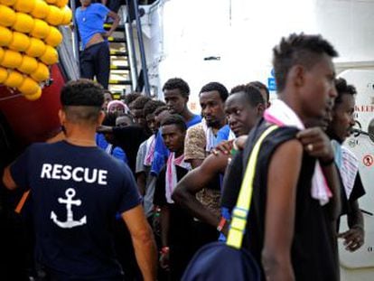 El pacto incluye a los 141 del barco humanitario y a 60 personas rescatadas el lunes por Malta, que le permitirá atracar. Francia recibirá otros 60 africanos y Portugal 30