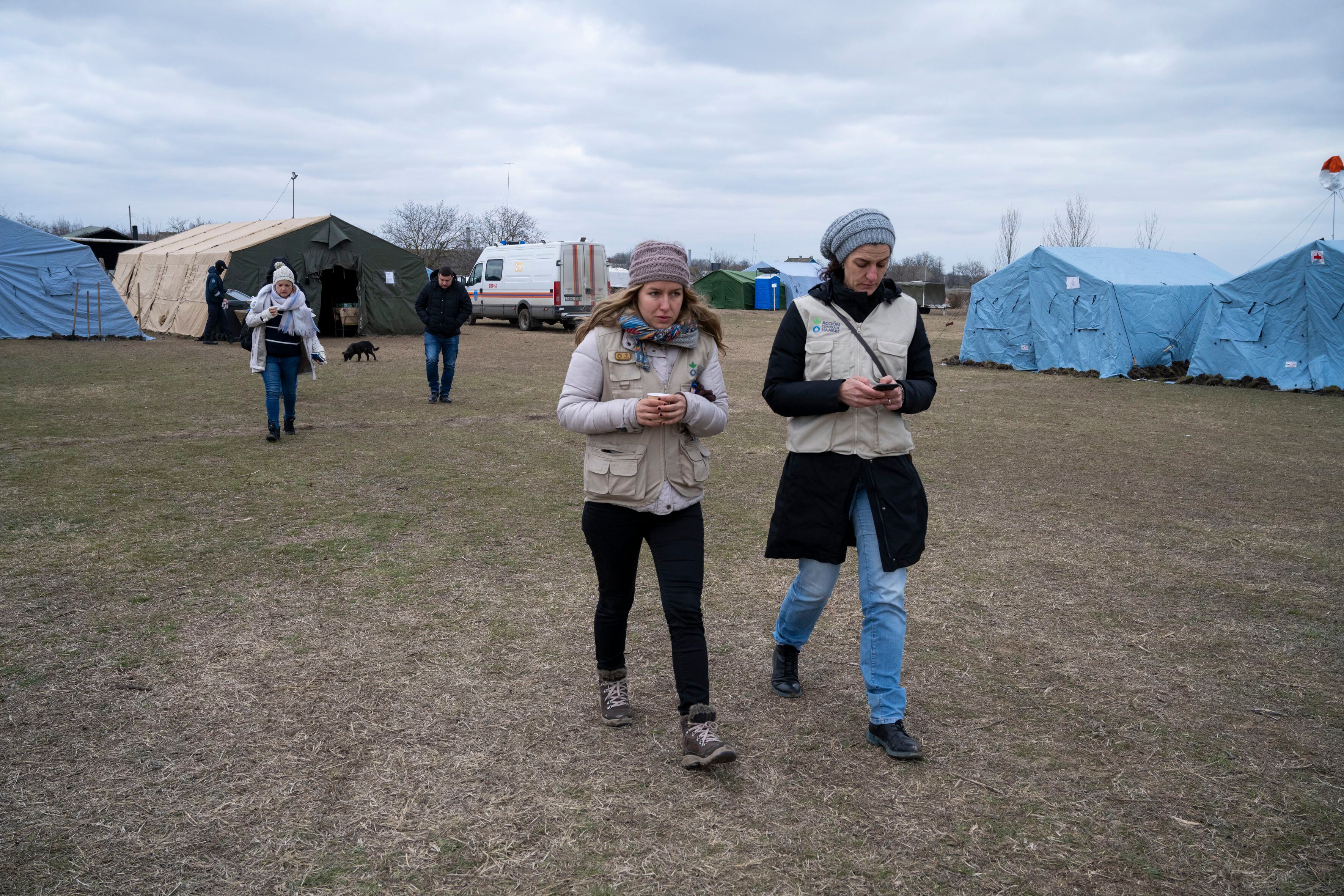 Desde el comienzo de la invasión rusa, miles de ucranianos cruzaban diariamente las fronteras del oeste del país. Cuanto más agresivo se volvía el conflicto en el este de Ucrania, mayor era el flujo de refugiados. A escasos kilómetros del punto fronterizo, el gobierno moldavo instaló un centro de crisis donde los refugiados pasaban las primeras 72 horas. En la imagen, Noelia Monge y Janire Zulaika, miembros del equipo de emergencias de Acción contra el Hambre, visitaban el 5 de marzo el centro para analizar las necesidades y los espacios sobre los que llevar a cabo la intervención humanitaria.