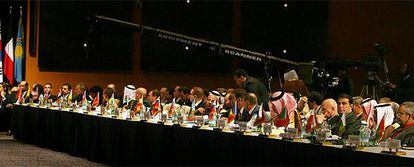 Mesa con delegaciones a la cumbre sobre Irak que se celebra en la ciudad egipcia de Sharm el Sheik
