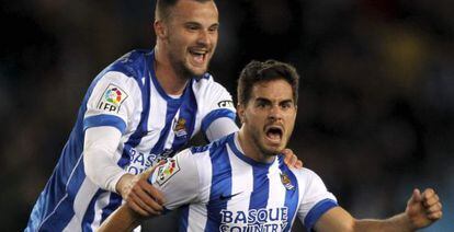 Ros, a la derecha, festeja su gol junto a Seferovic en el partido de Anoeta.