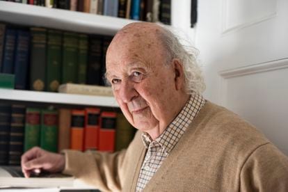 El profesor Brown, en la biblioteca de su casa de Princeton, en abril pasado.