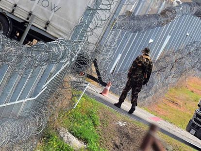 Un soldado h&uacute;ngaro patrulla la valla fronteriza en la estaci&oacute;n de Tompa, el 6 de abril. 