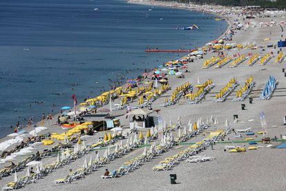 Ba&ntilde;istas en la playa de Antalya, destino popular turco para los alemanes. 