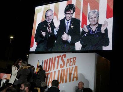 Carles Puigdemont aparece en la pantalla en el acto de cierre de campaña celebrado en Cataluña.