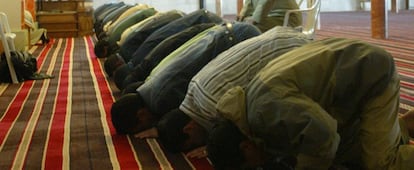 Musulmanes rezan en una mezquita de Madrid.