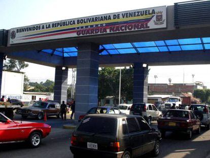 En la imagen, una fila de carros espera el paso en la frontera colombo-venezolana.