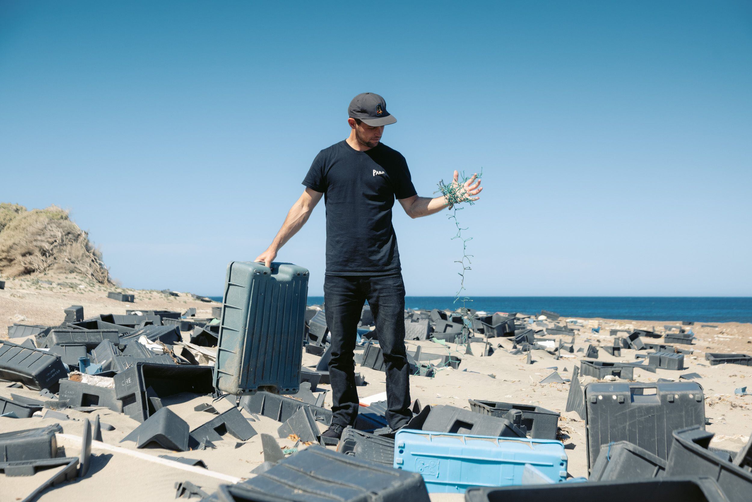 Un voluntario recoge basura plástica de una de las playas de la Península Valdés, en octubre de 2022.