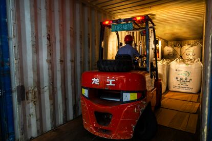 Yiwu es también el lugar de origen de los trenes de mercancías rumbo a Madrid, que puso en marcha la compañía local Yixinou. En la imagen, uno de sus operarios prepara un contenedor para ser enviado por ferrocarril.    