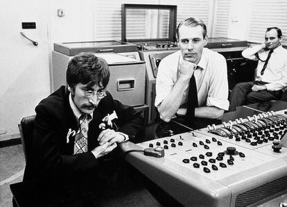 El musico John Lennon (i) y el productor George Martin (c), trabajando en los estudios de grabacion de Abbey Road en 1967.