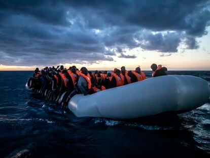 Migrantes de varias nacionalidades esperan a ser rescatados por la ONG Open Arms a 80 millas de la costa libia el 13 de febrero de 2021.