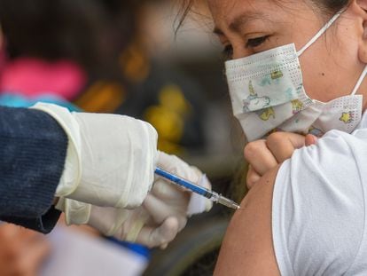 Una niña recibe la vacuna contra la covid-19, el 5 de julio de 2022.