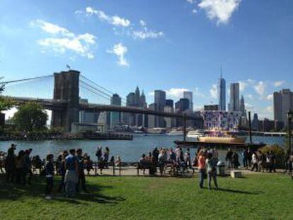 El puente de Brooklyn y los rascacielos de Manhattan desde Main Street Park, en el barrio Dumbo.