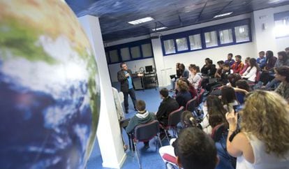 El directivo de la NASA Badri Younes reunido con los estudiantes.