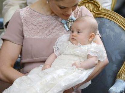 Estela de Suecia, en brazos de su madre, la princesa Victoria.