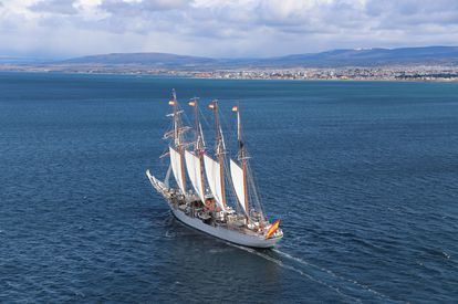 El buque escuela de la Armada española Juan Sebastián de Elcano llega el 18 de octubre a la ciudad chilena de Punta Arenas, en el Estrecho de Magallanes.