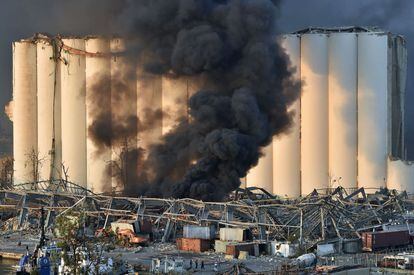 Una enorme columna de humo rojizo se eleva sobre Beirut. En la imagen, vista de la zona del puerto en la que ha tenido lugar la deflagración.